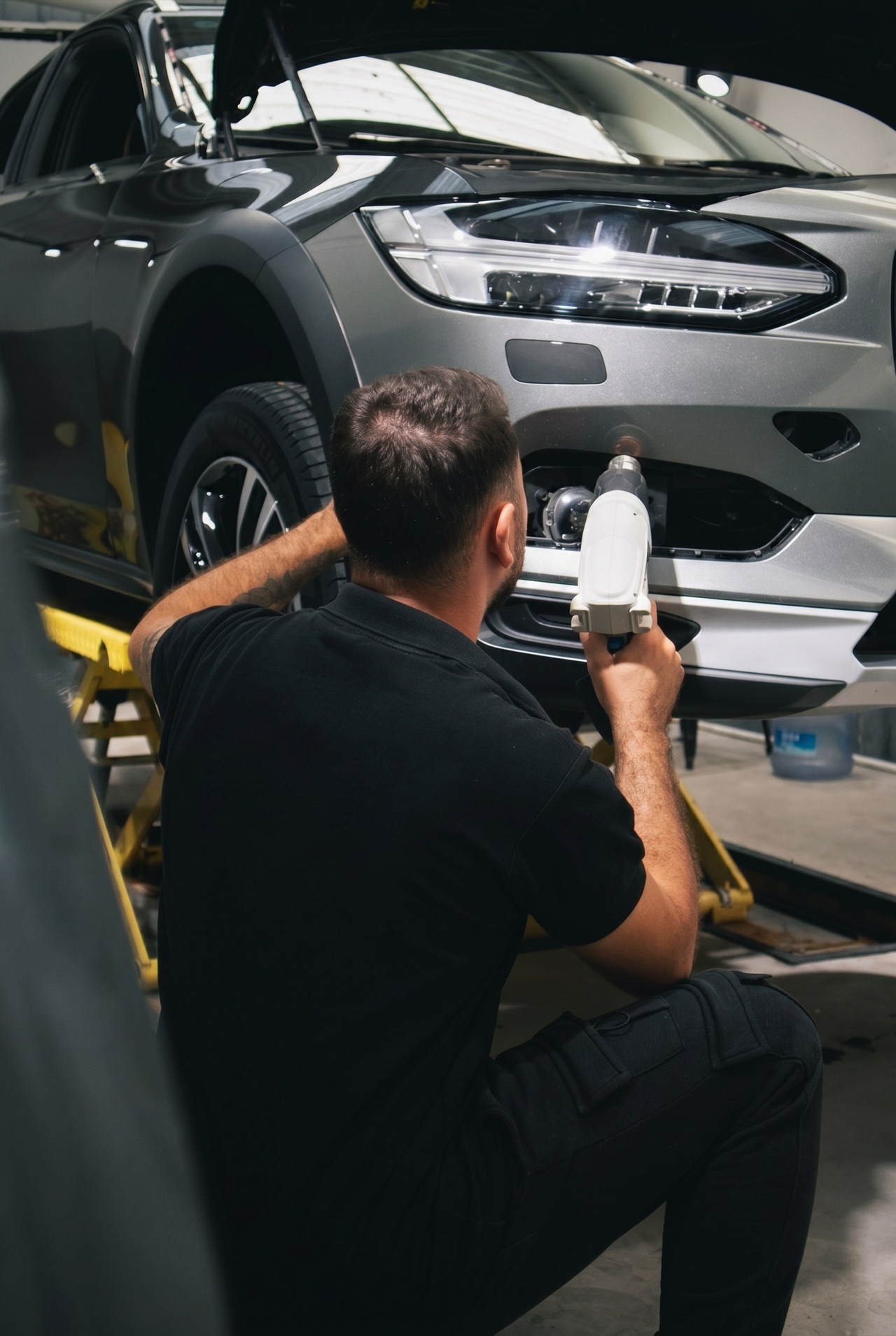 JNR detailer applying product by hand